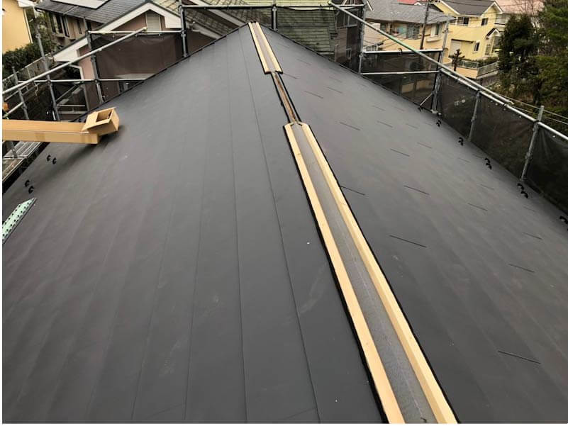 厚木市の屋根リフォームのガルバリウム鋼板の設置