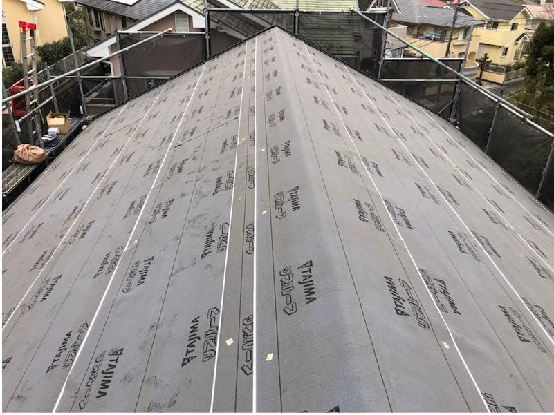 厚木市の屋根リフォームの防水シートの設置