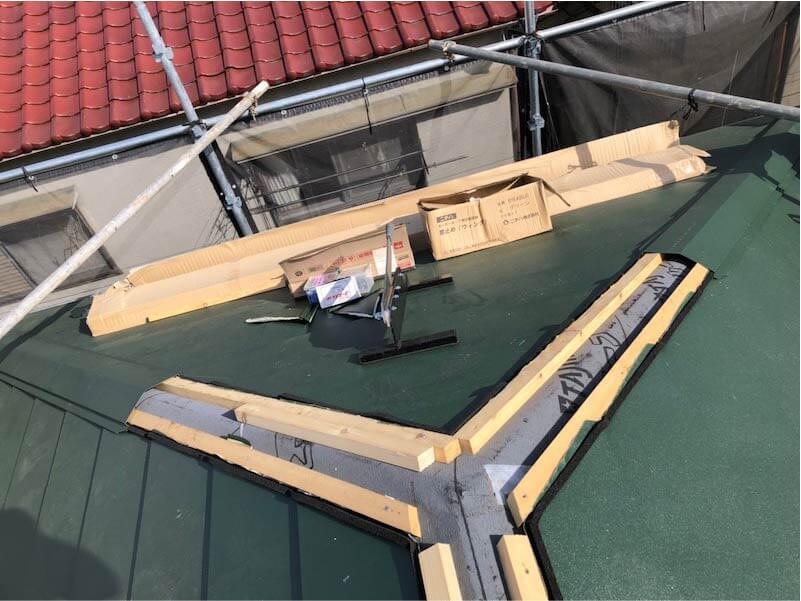 江戸川区のカバー工法のガルバリウム鋼板の設置