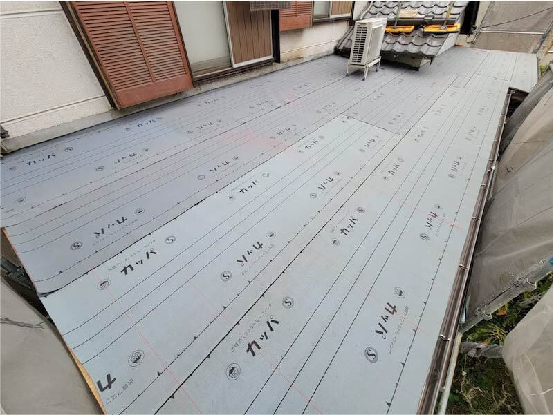 市川市の屋根葺き替え工事の防水シートの設置