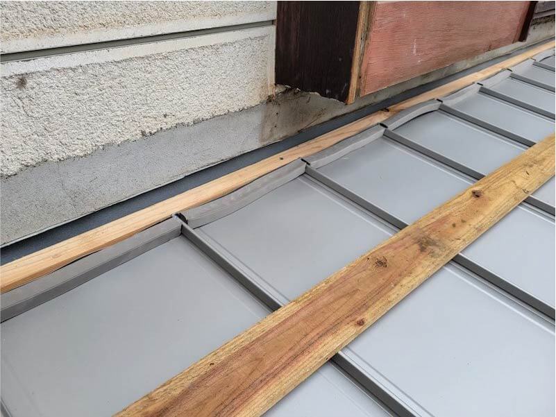 市川市の屋根葺き替え工事のガルバリウム鋼板の設置
