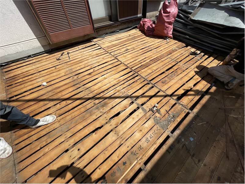 市川市の屋根葺き替え工事の既存の屋根材の撤去