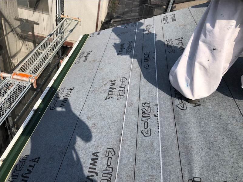 板橋区の屋根リフォームの防水シートの設置