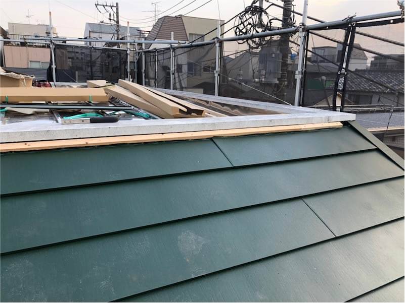 板橋区の屋根リフォームのガルバリウム鋼板の設置