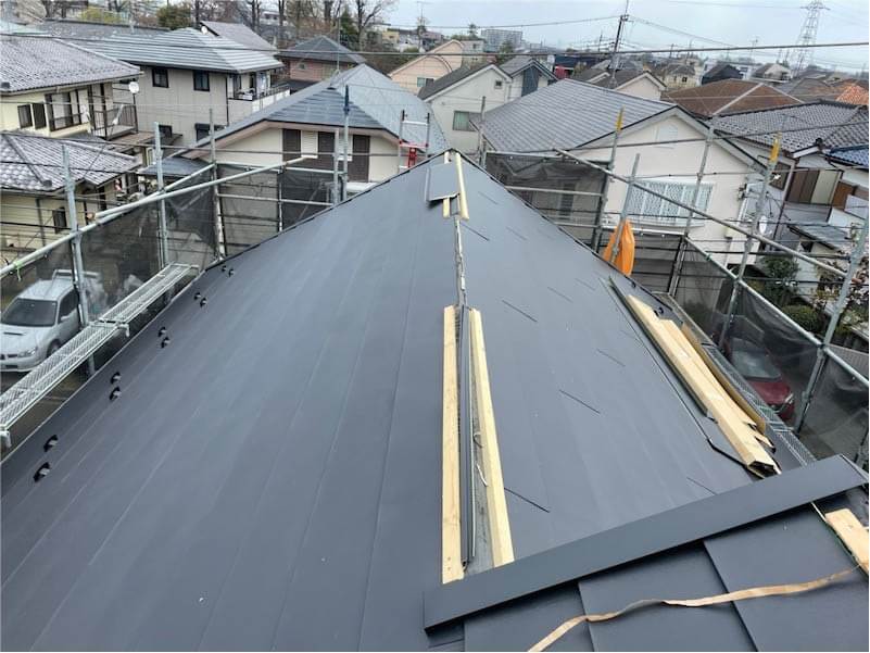 三鷹市の屋根リフォームのガルバリウム鋼板の設置