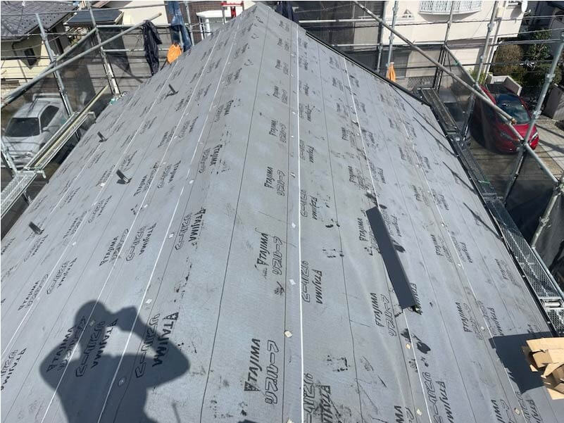三鷹市の屋根リフォームの防水シートの設置