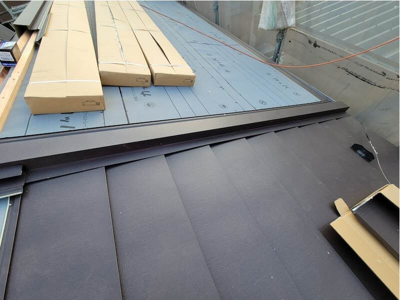 江東区の屋根葺き替え工事のガルバリウム鋼板の設置