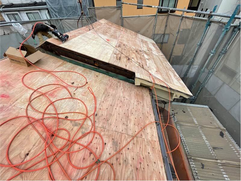 江東区の屋根葺き替え工事の野地板の設置