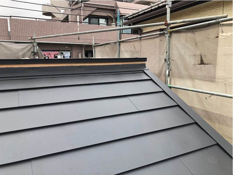 習志野市の屋根リフォームのガルバリウム鋼板の設置