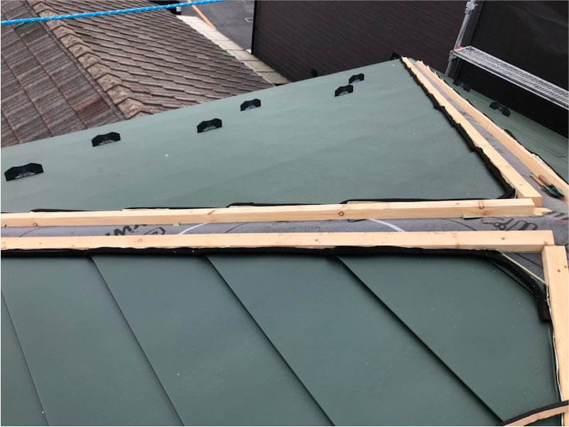 墨田区の屋根リフォームのガルバリウム鋼板の設置