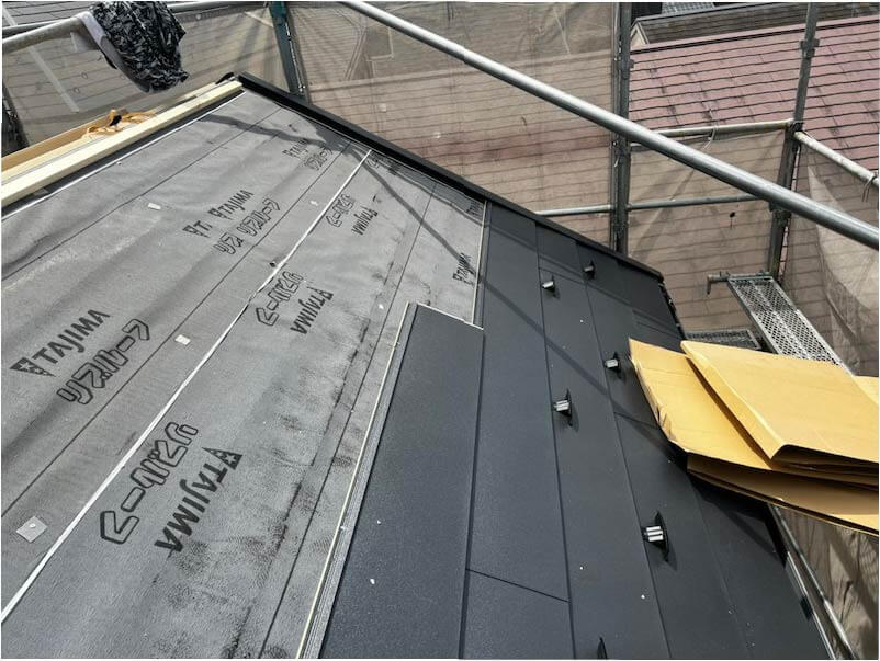 横浜市のカバー工法のガルバリウム鋼板の設置