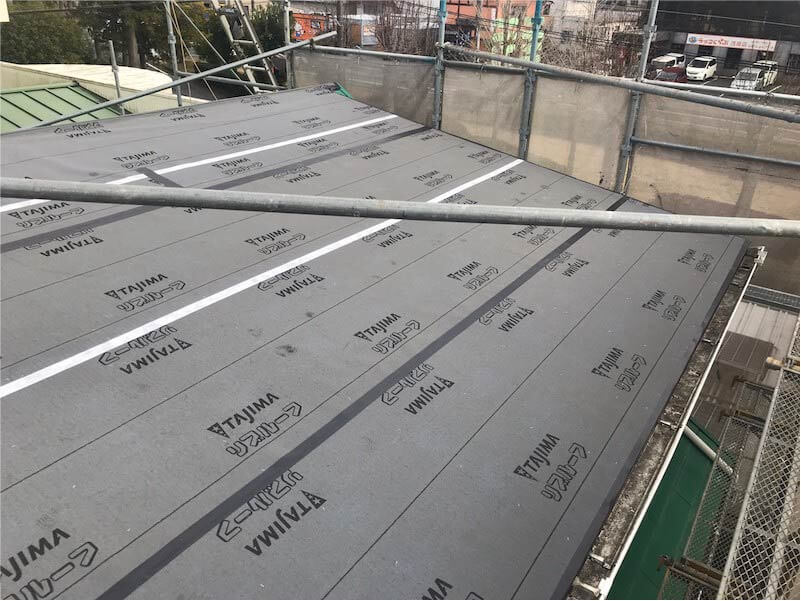 茂原市の屋根葺き替え工事の防水シートの設置