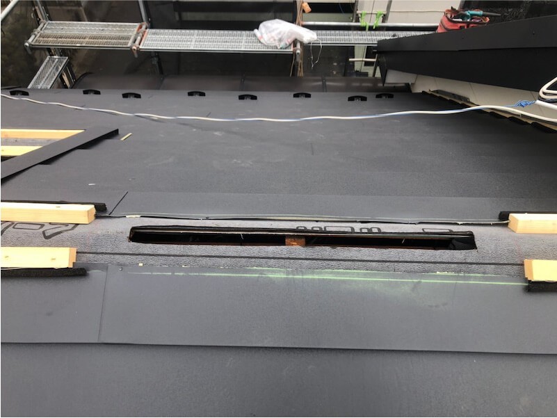 流山市の屋根リフォームのガルバリウム鋼板の設置