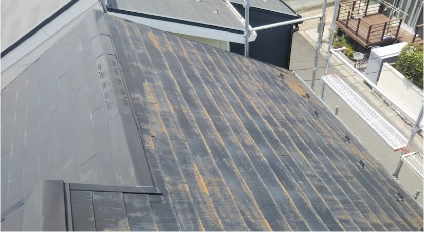 流山市の屋根リフォームのコケの生えたスレート屋根