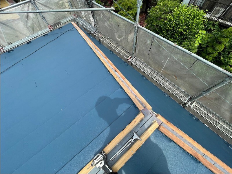 佐倉市の屋根リフォームのガルバリウム鋼板の設置