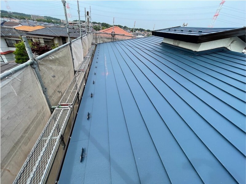 佐倉市の屋根リフォームのガルバリウム鋼板の施工後の様子