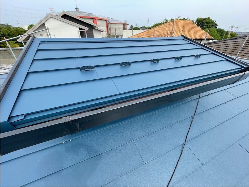 佐倉市の屋根リフォームのガルバリウム鋼板の施工後の様子