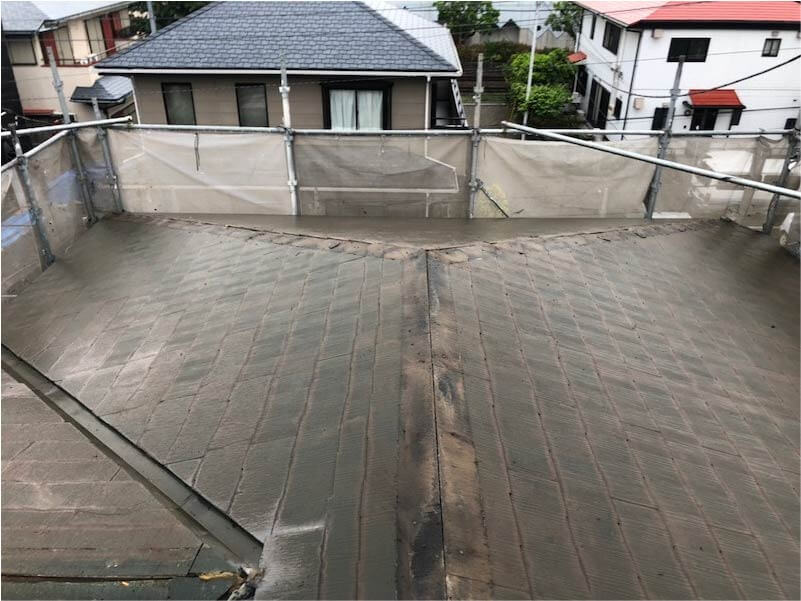 藤沢市の屋根リフォームのm施工前の棟板金の撤去