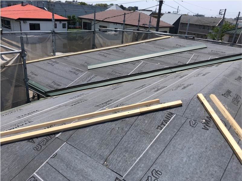 藤沢市の屋根リフォームの施工前の役物の取り付け