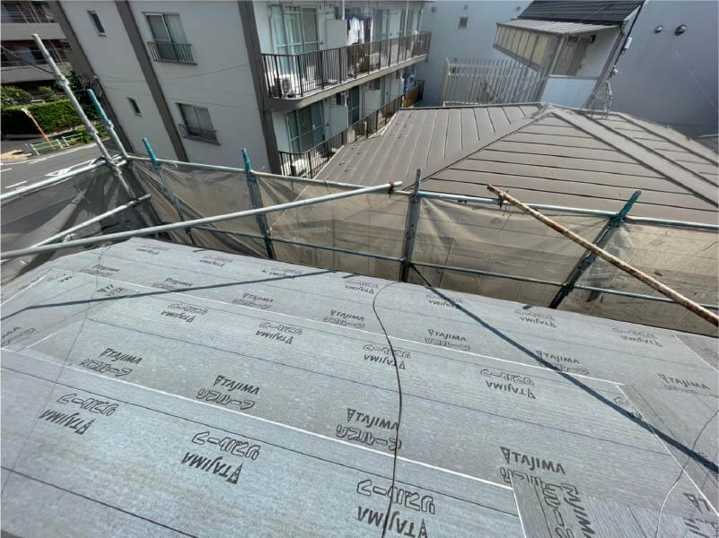 柏市の屋根葺き替え工事の防水シートの設置