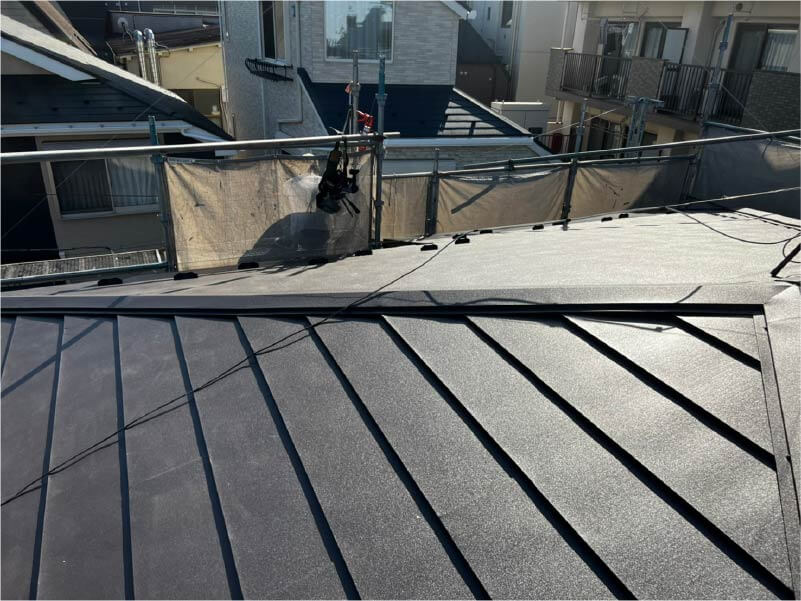 柏市の屋根葺き替え工事の棟板金の設置
