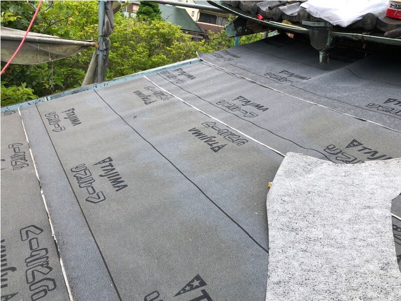松戸市の屋根葺き替え工事の防水シートの設置