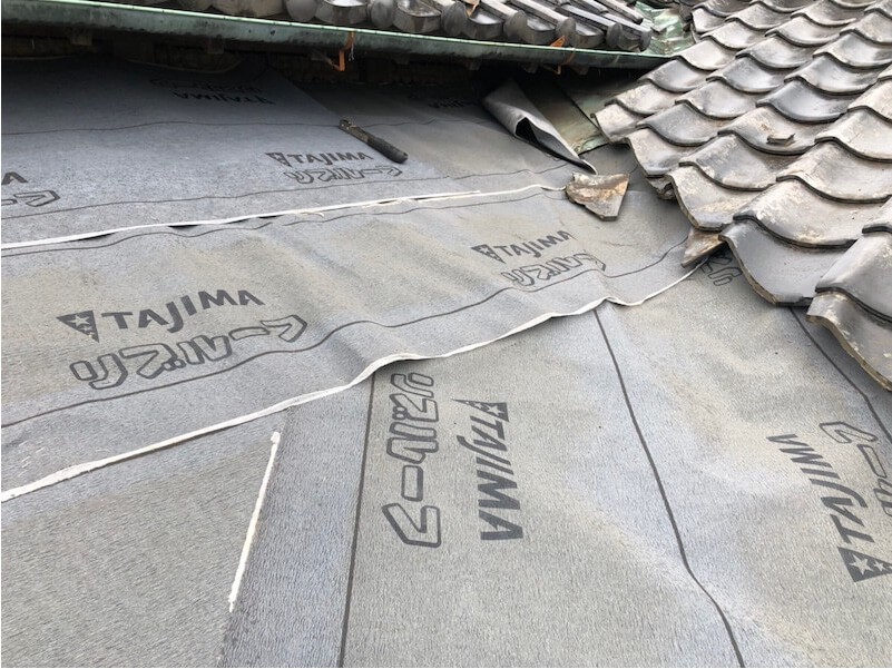 松戸市の屋根葺き替え工事の防水シートの設置