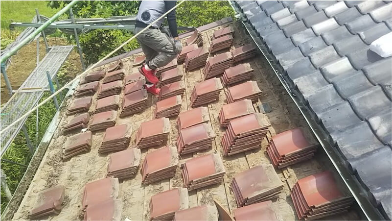 松戸市の屋根葺き替え工事の瓦の撤去
