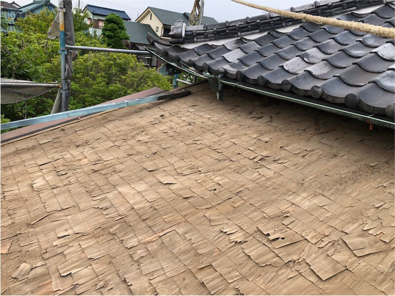松戸市の屋根葺き替え工事の瓦の撤去