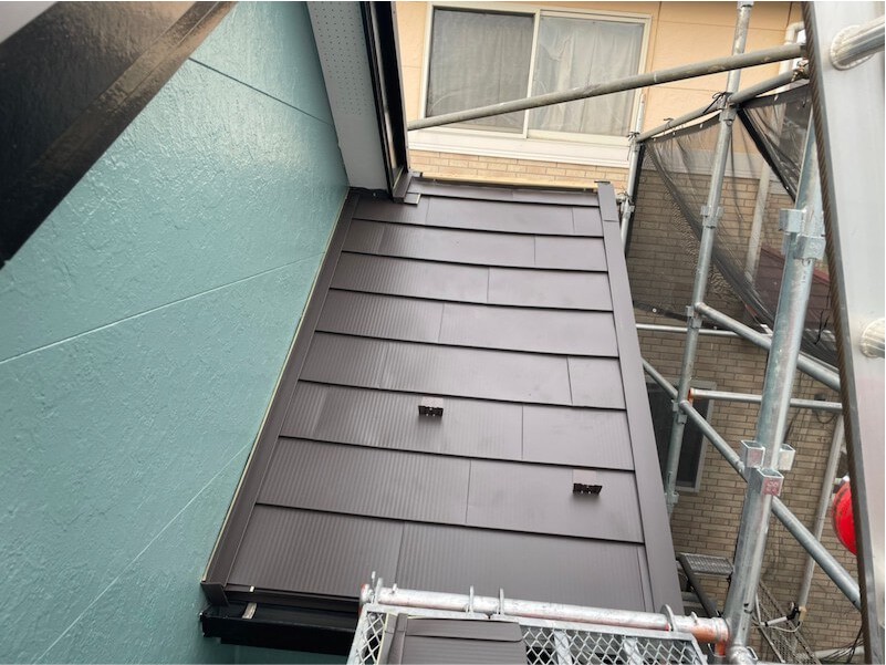 朝霞市の屋根リフォームのガルバリウム鋼板の設置