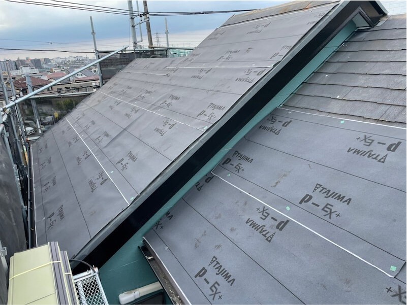 朝霞市の屋根リフォームの棟板金の撤去