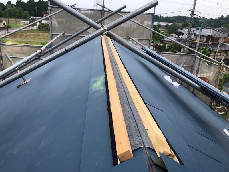 多古町の屋根リフォームのガルバリウム鋼板の設置
