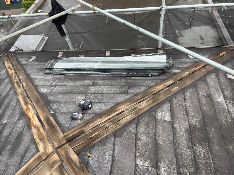 品川区の屋根塗装の棟板金の交換工事