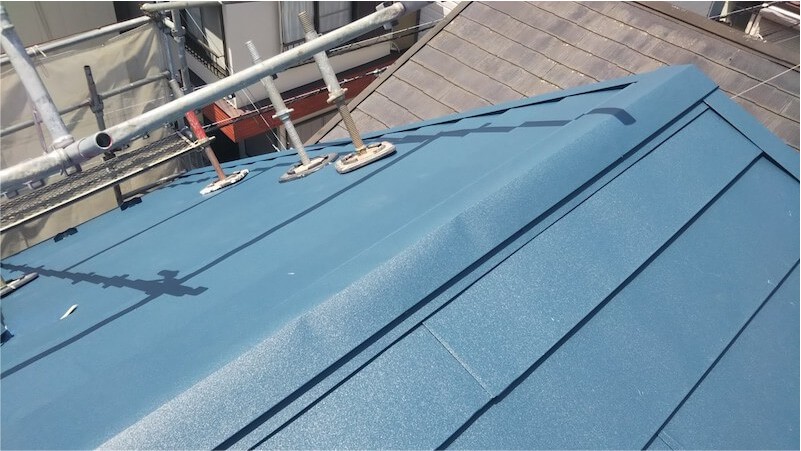 江戸川区の屋根カバー工法のガルバリウム鋼板の設置