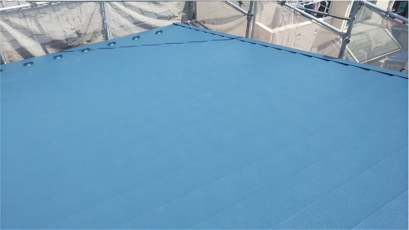 江戸川区の屋根カバー工法のガルバリウム鋼板の設置