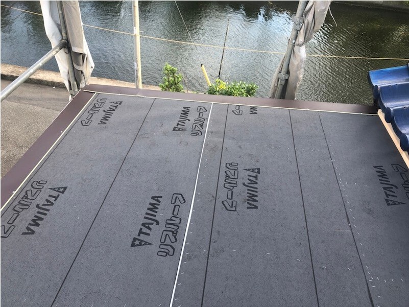 船橋市の屋根葺き替え工事の防水シートの設置