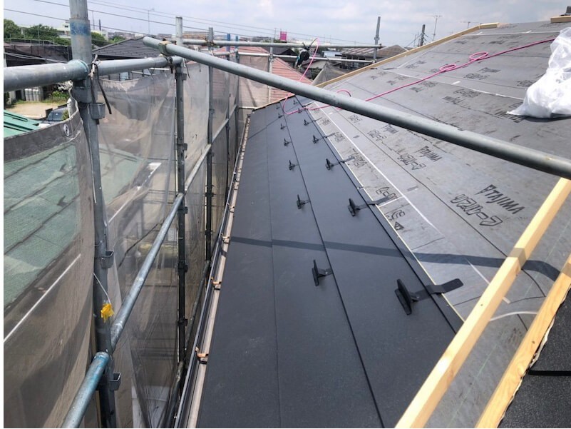 船橋市の屋根リフォームのガルバリウム鋼鈑の設置