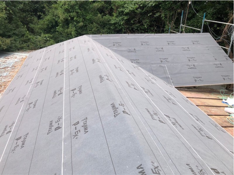 山武市の屋根葺き替え工事の防水シートの設置