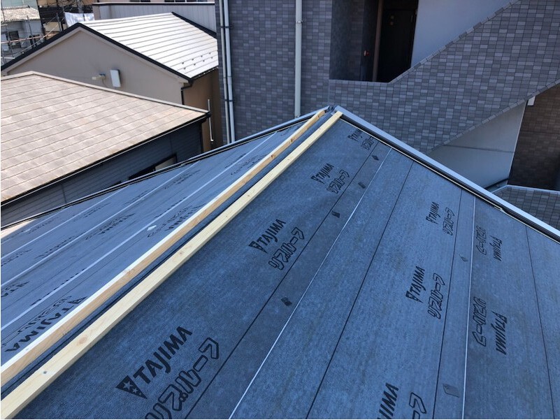 墨田区の屋根リフォームの防水シートの設置