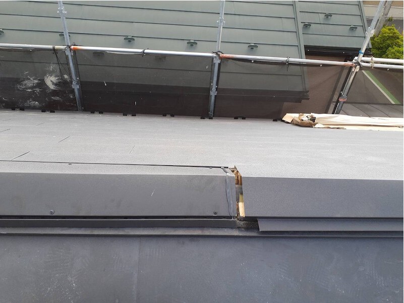 和光市の屋根リフォームのんガルバリウム鋼板の棟板金の設置