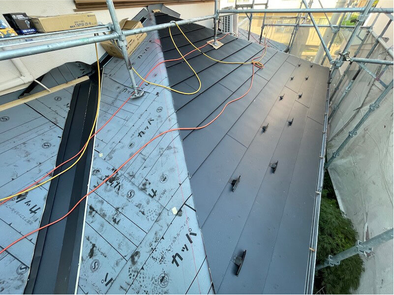 横浜市の屋根カバー工法のガルバリウム鋼板の設置