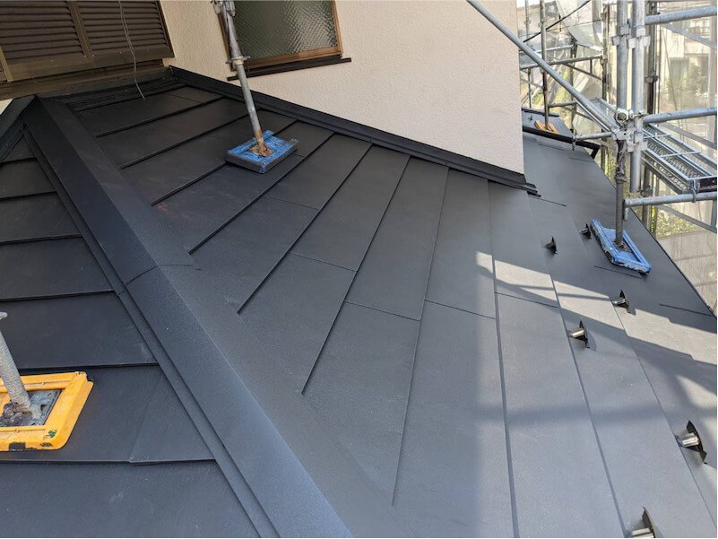 横浜市の屋根カバー工法の施工後の様子