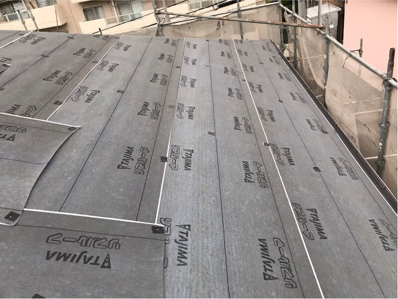 横浜市の屋根カバー工法の防水シートの設置