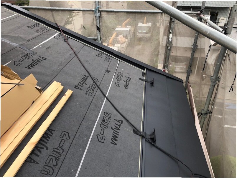 江東区の屋根葺き替え工事のガルバリウム鋼板の設置