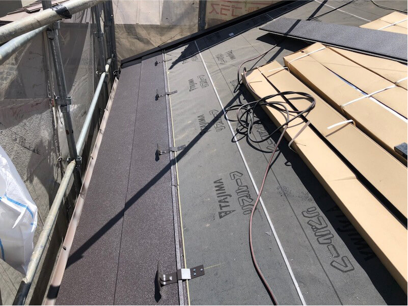 足立区の屋根葺き替え工事のガルバリウム鋼板の設置