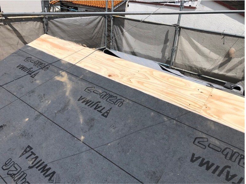 足立区の屋根葺き替え工事の防水シートの設置