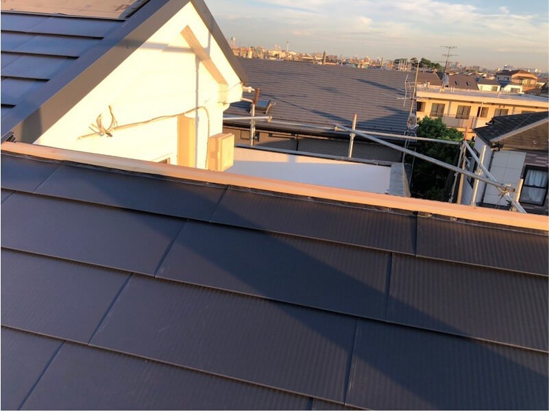 江戸川区の屋根リフォームのガルバリウム鋼板の設置