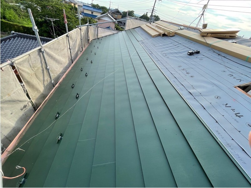 香取市の屋根葺き替え工事のガルバリウム鋼板の設置