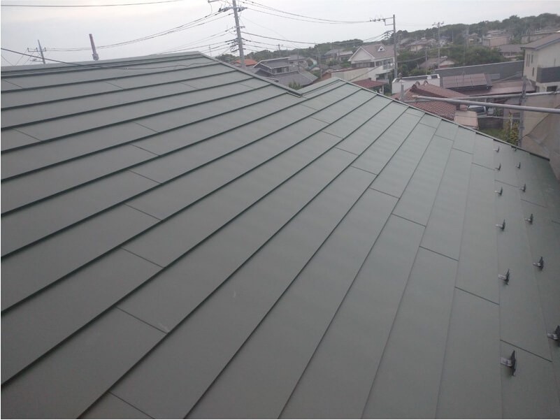 香取市の屋根葺き替え工事のガルバリウム鋼板の設置