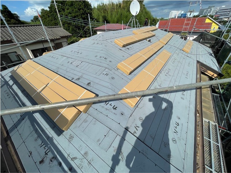 印西市の屋根吹き替え工事の防水シートの設置